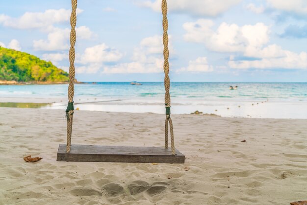 Un altalena sulla spiaggia