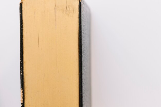 Un antico libro chiuso vintage isolato su sfondo bianco