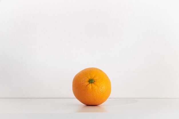 Un'arancia su sfondo bianco isolato