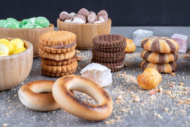 Un assortimento di biscotti e caramelle