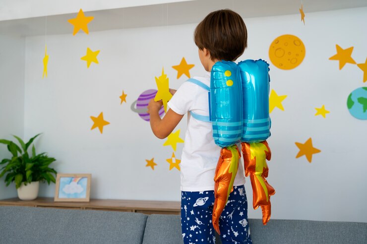Foto gratuito un bambino astronauta carino che gioca.