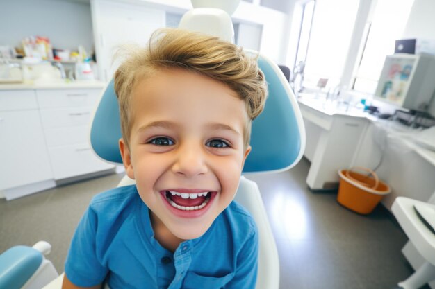 un bambino felice e sorpreso in una clinica dentistica