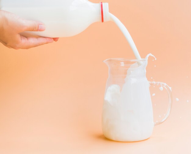 Un barattolo di vetro pieno di latte.