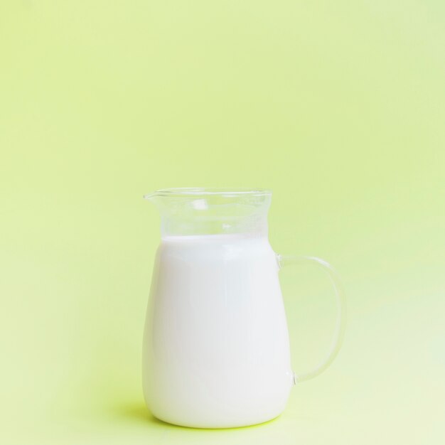 Un barattolo di vetro pieno di latte.