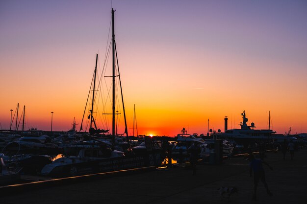 Un bel tramonto in una città costiera