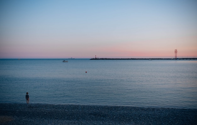 Un bel tramonto in una città costiera