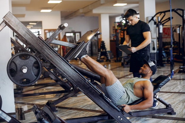 Un bell&#39;uomo è impegnato in una palestra