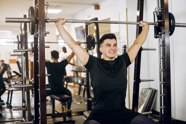 Un bell&#39;uomo è impegnato in una palestra