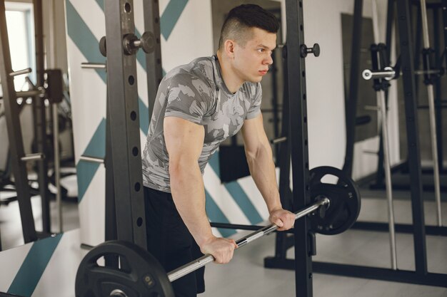 Un bell'uomo è impegnato in una palestra