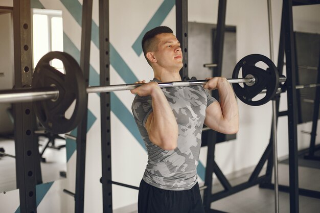 Un bell'uomo è impegnato in una palestra