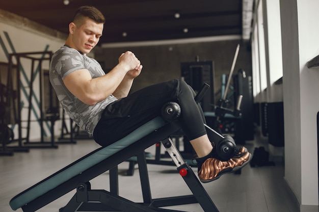 Un bell'uomo è impegnato in una palestra