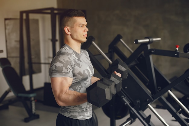 Un bell'uomo è impegnato in una palestra