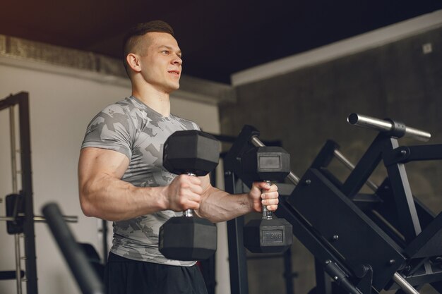 Un bell'uomo è impegnato in una palestra