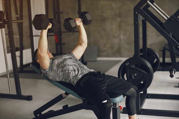 Un bell'uomo è impegnato in una palestra