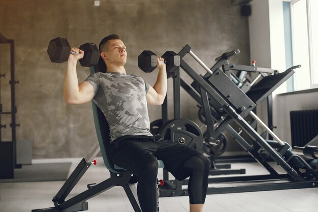 Un bell'uomo è impegnato in una palestra