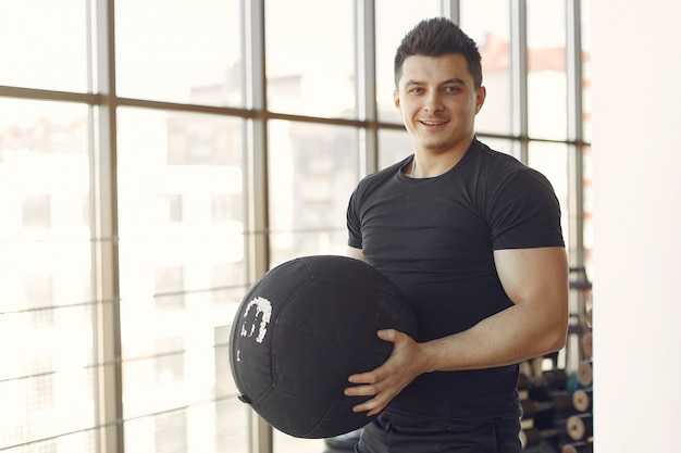 Un bell'uomo è impegnato in una palestra