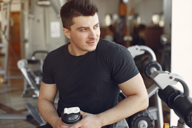 Un bell'uomo è impegnato in una palestra