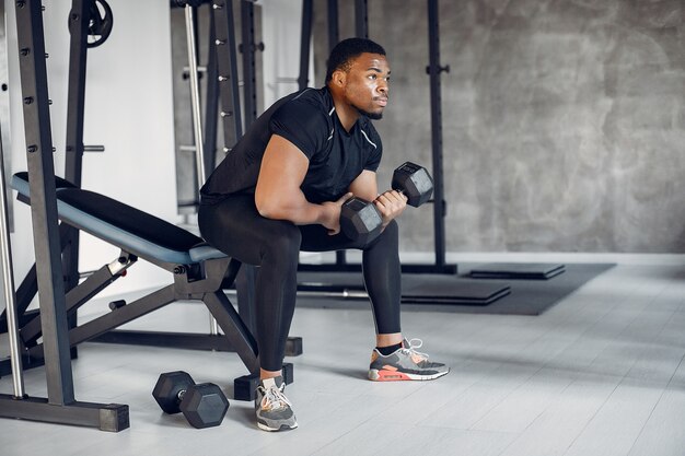 Un bell'uomo nero è impegnato in una palestra