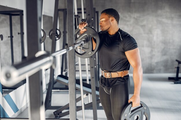 Un bell'uomo nero è impegnato in una palestra