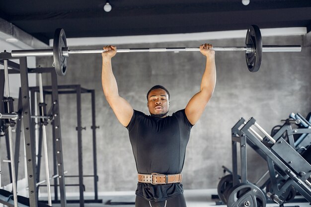 Un bell'uomo nero è impegnato in una palestra