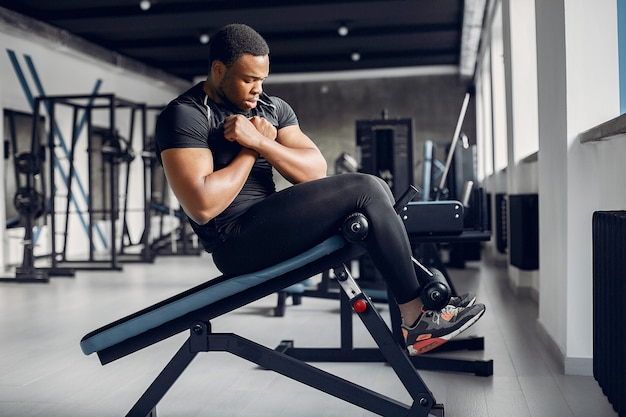 Un bell'uomo nero è impegnato in una palestra