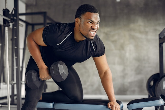 Un bell'uomo nero è impegnato in una palestra