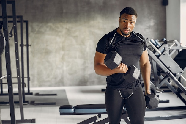 Un bell'uomo nero è impegnato in una palestra