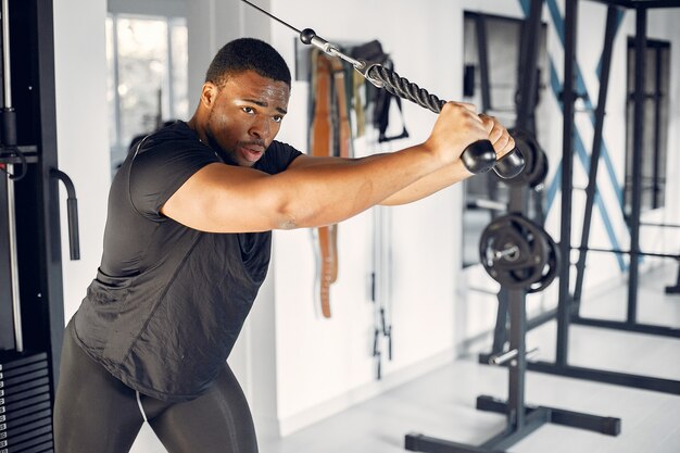 Un bell'uomo nero è impegnato in una palestra