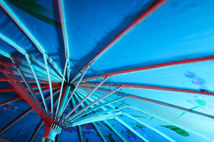 Foto gratuito un bellissimo ombrello giapponese con illuminazione blu