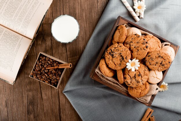 Un bicchiere di latte con biscotti