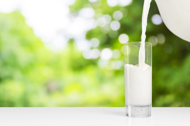 Un bicchiere di latte su sfondo naturale