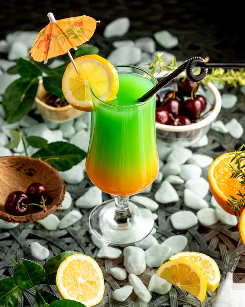 Un bicchiere di ombre cocktail con fettina di limone