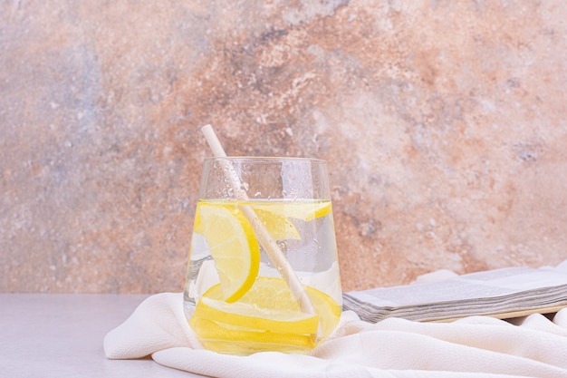 Un bicchiere di succo con fettine di limone