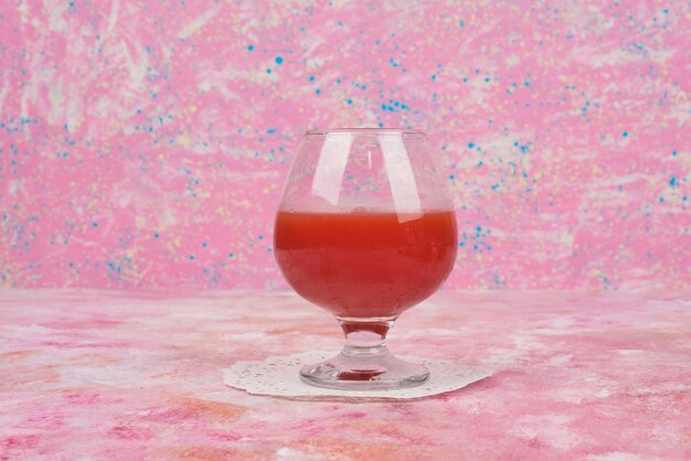 Un bicchiere di succo di pomodoro rosso.