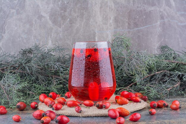 Un bicchiere di succo rosso su marmo