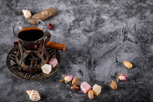 Un bicchiere di tè con noci e lokum turco