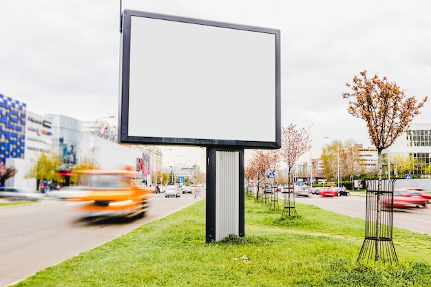 Un cartellone bianco sul ciglio della strada
