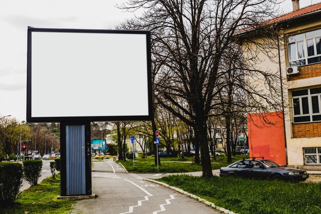 Un cartellone pubblicitario di fronte a un edificio di appartamenti in città
