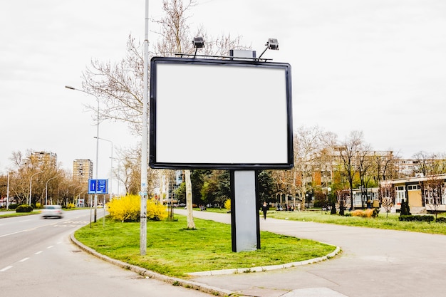 Un cartellone pubblicitario vuoto al centro della strada