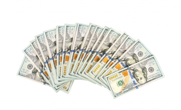 Un centinaio di banconote in dollari su sfondo bianco