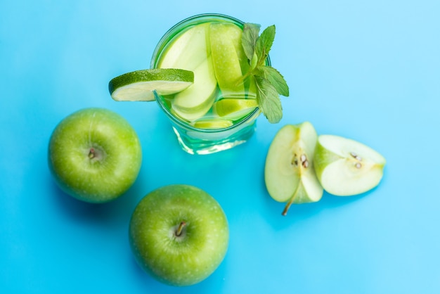 Un cocktail di frutta fresca con vista dall'alto con fette di frutta fresca che si raffredda sul blu, colore della frutta del cocktail del succo della bevanda