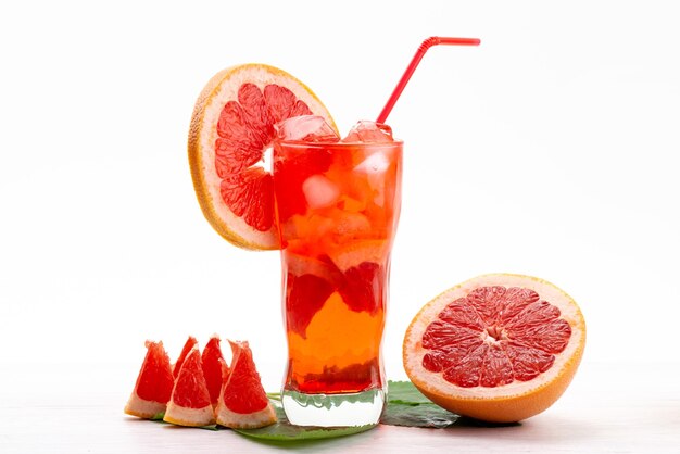 Un cocktail di frutta fresca di vista frontale con il raffreddamento del ghiaccio delle fette della frutta fresca su bianco, colore della frutta del cocktail del succo della bevanda
