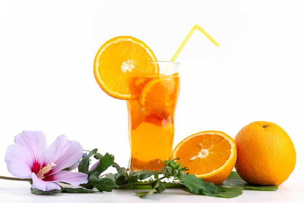 Un cocktail di frutta fresca di vista frontale con il raffreddamento del ghiaccio delle fette della frutta fresca su bianco, colore della frutta del cocktail del succo della bevanda