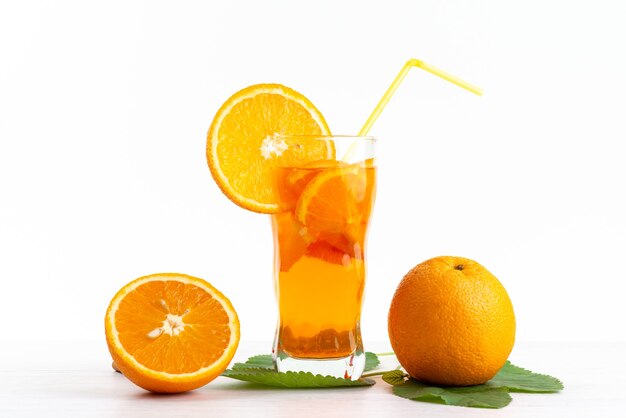 Un cocktail di frutta fresca di vista frontale con il raffreddamento del ghiaccio delle fette della frutta fresca su bianco, colore della frutta del cocktail del succo della bevanda