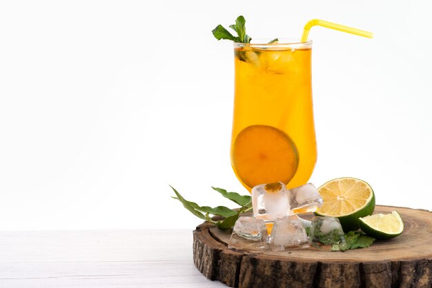 Un cocktail di limone vista frontale con cubetti di ghiaccio e limone ono il bianco, bere succo di frutta