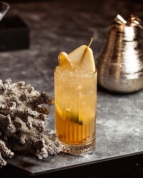 Un cocktail fresco di vista frontale all'interno del vetro sulla superficie scura con la frutta del succo della bevanda