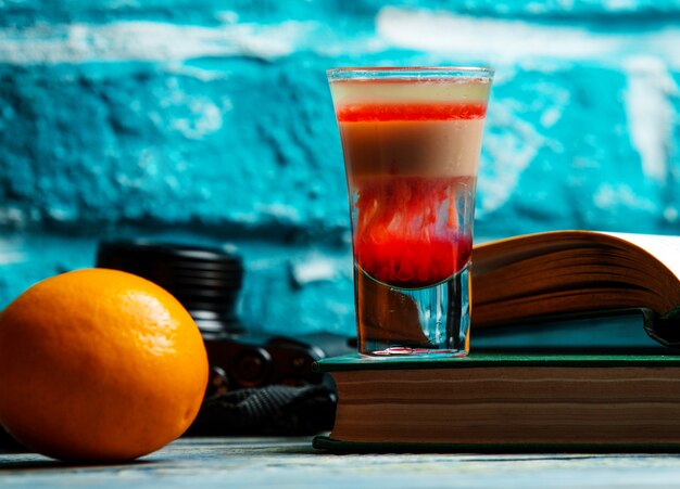 Un colpo di cocktail rosso e arancio