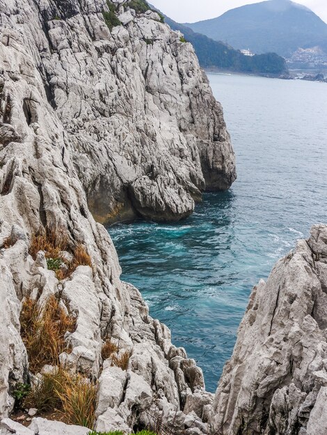 Un colpo verticale delle scogliere di Sandanbeki circondate dal mare in Giappone