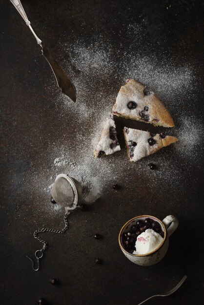 Un delizioso pezzo di torta su un tavolo con gelato