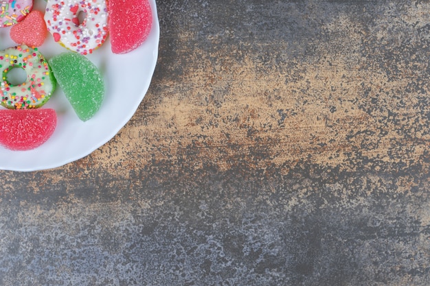 Un dessert che serve ciambelle e marmellate su una superficie di legno